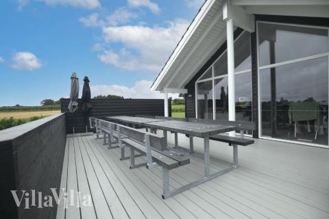 Luksushus nr. 327 har en deilig terrasse med gode hagemøbler til 14 personer.