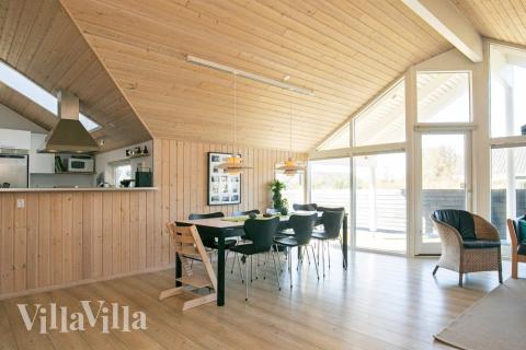 Oppholdsrom med plass til 12 i luksushus nr. 326.