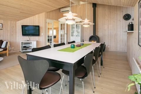 Det er god plass til at 12 personer sitter sammen i feriehusets oppholdsrom under et besøk i luksushus 326 i Nordjylland.