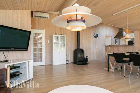 Det er plass til 12 personer i det store lyse oppholdsrommet i luksushus nr. 326.