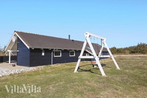 I det attraktive feriehuset nr. 326 i Nordjylland finnes det mengder av utendørsaktiviteter, som leketårn og huskestativ.