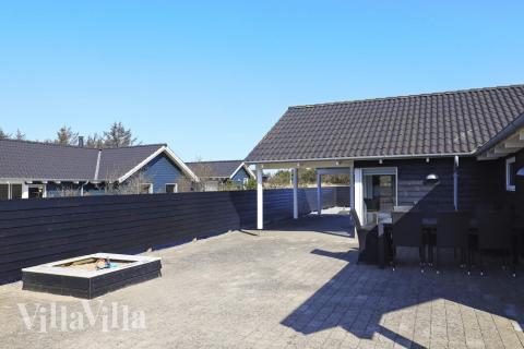 Nyt en grillkveld på terrassen i luksushus nr. 326 i Nordjylland