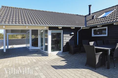 Luksushus nr. 326 har en deilig terrasse med gode hagemøbler til 12 personer.