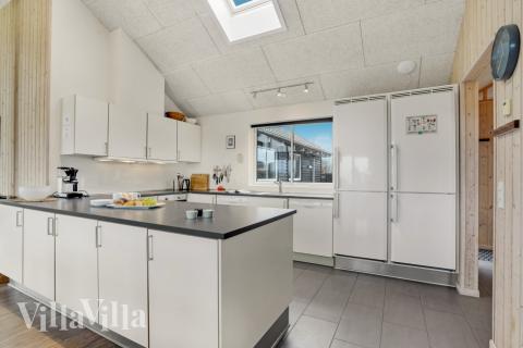 Kjøkkenet i luksushus nr. 328 er fullt utstyrt så dere lett kan lage mat til 18 personer.