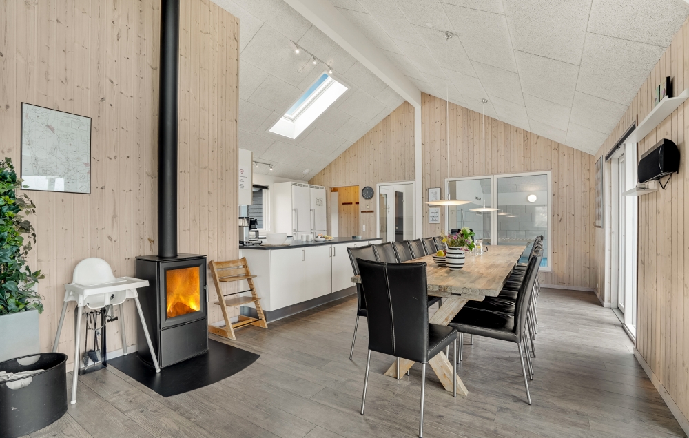 Det er plass til 18 personer i det store lyse oppholdsrommet i luksushus nr. 328.
