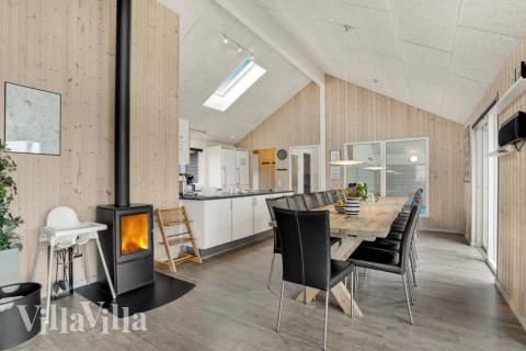 Det er plass til 18 personer i det store lyse oppholdsrommet i luksushus nr. 328.