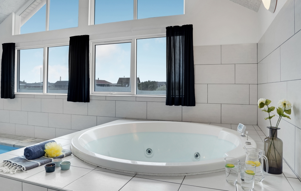 Nyt varmen i boblebadet i luksushus nr. 328 i Vestjylland