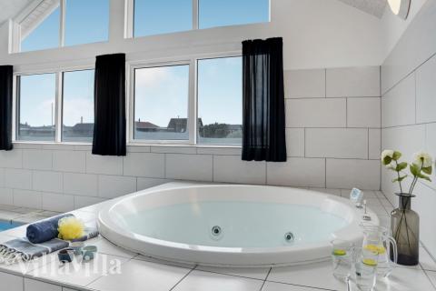 Nyt varmen i boblebadet i luksushus nr. 328 i Vestjylland