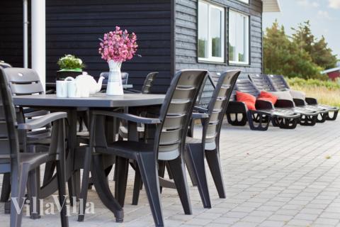 Nyt en grillkveld på terrassen i luksushus nr. 328 i Vestjylland