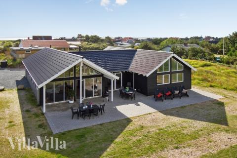Dette lekre huset med svømmebasseng, nr. 328, med plass til 18 personer, ligger i Vestjylland