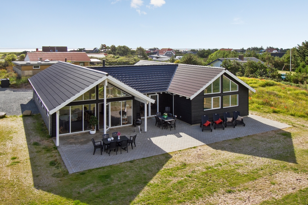 Dette lekre huset med svømmebasseng, nr. 328, med plass til 18 personer, ligger i Vestjylland