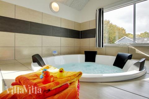 Nyt varmen i boblebadet i luksushus nr. 330 i Østjylland