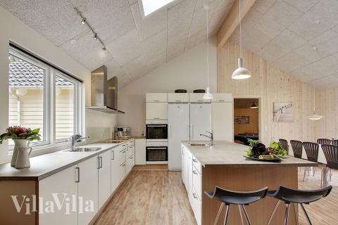 Kjøkkenet i luksushus nr. 330 er fullt utstyrt så dere lett kan lage mat til 24 personer.