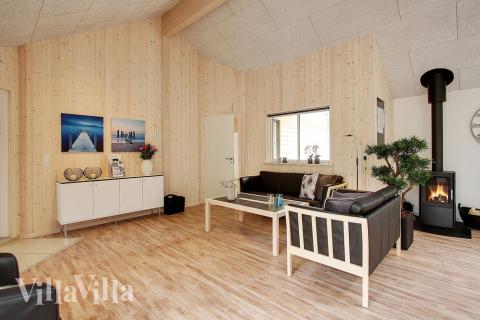 Det er plass til 24 personer i det store lyse oppholdsrommet i luksushus nr. 330.