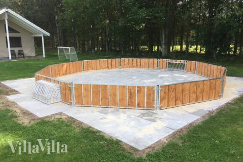 I det attraktive feriehuset nr. 330 i Østjylland finnes det mengder av utendørsaktiviteter, som leketårn og huskestativ.