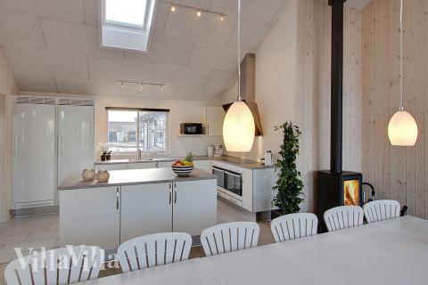 Det er god plass til at 16 personer sitter sammen i feriehusets oppholdsrom under et besøk i luksushus 334 i Østjylland.