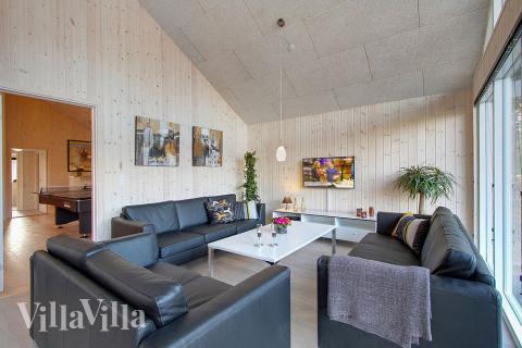 Det er plass til 16 personer i det store lyse oppholdsrommet i luksushus nr. 334.