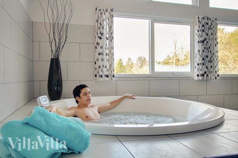 Nyt varmen i boblebadet i luksushus nr. 334 i Østjylland