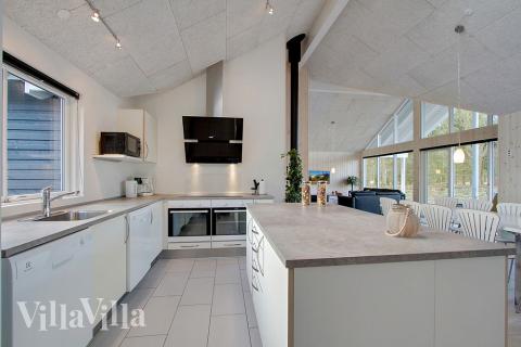 Kjøkkenet i luksushus nr. 334 er fullt utstyrt så dere lett kan lage mat til 16 personer.