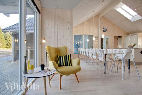 Oppholdsrom med plass til 16 i luksushus nr. 334.