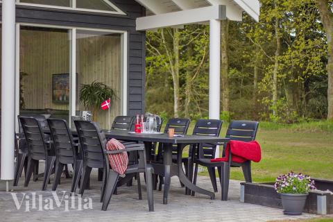 Nyt en grillkveld på terrassen i luksushus nr. 334 i Østjylland