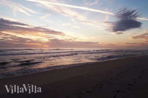 Stranden nær luksushus nr. 332 i Vestjylland er ideell til gåturer.