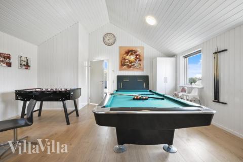 I tillegg til alle aktivitetsmulighetene i husets bassengavdeling, kan du også spille biljard, bordtennis og dart i luksushus nr. 332