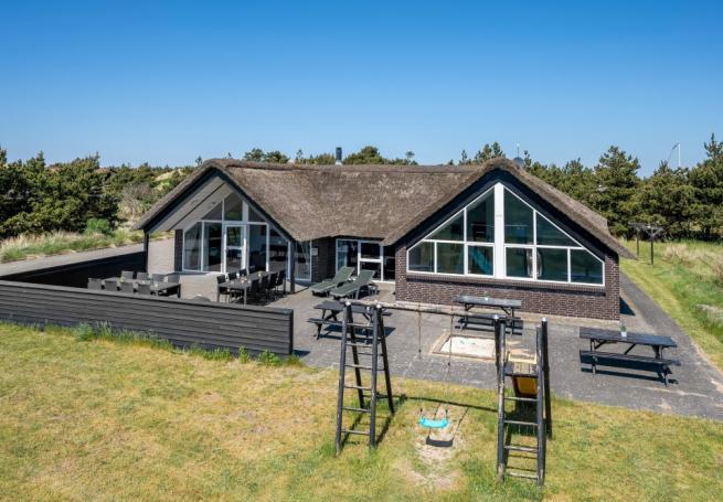 Dette lekre huset med svømmebasseng, nr. 332, med plass til 20 personer, ligger i Vestjylland