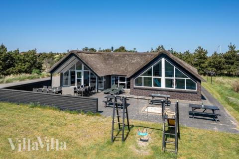 Dette lekre huset med svømmebasseng, nr. 332, med plass til 20 personer, ligger i Vestjylland