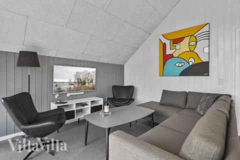 Sofaen i luksushus nr. 332 i Vestjylland er perfekt for å hygge seg med et brettspill eller se en film sammen.