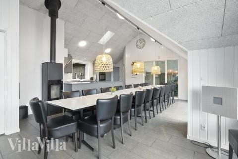 Det er plass til 20 personer i det store lyse oppholdsrommet i luksushus nr. 332.