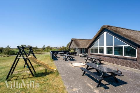 I det attraktive feriehuset nr. 332 i Vestjylland finnes det mengder av utendørsaktiviteter, som leketårn og huskestativ.