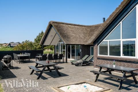 Luksushus nr. 332 har en deilig terrasse med gode hagemøbler til 20 personer.