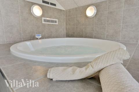 Nyt varmen i boblebadet i luksushus nr. 336 i Fyn og øyer