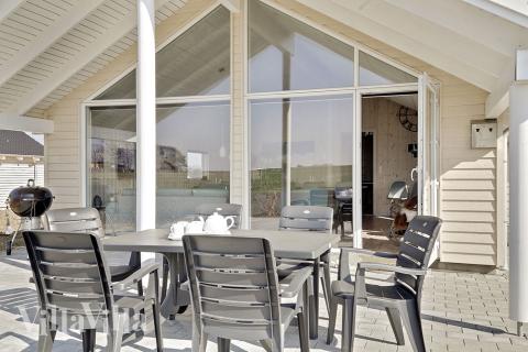 Nyt en grillkveld på terrassen i luksushus nr. 336 i Fyn og øyer