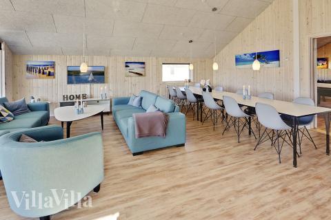 Det er plass til 14 personer i det store lyse oppholdsrommet i luksushus nr. 336.