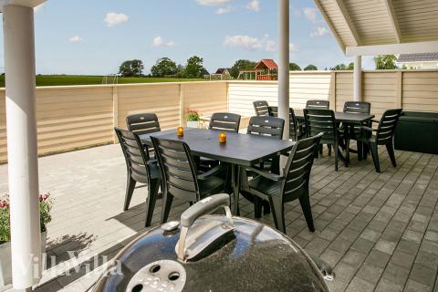 På terrassen i feriehus nr. 336 er det plass til 14 personer.