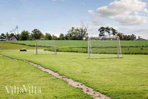 I det attraktive feriehuset nr. 336 i Fyn og øyer finnes det mengder av utendørsaktiviteter, som leketårn og huskestativ.