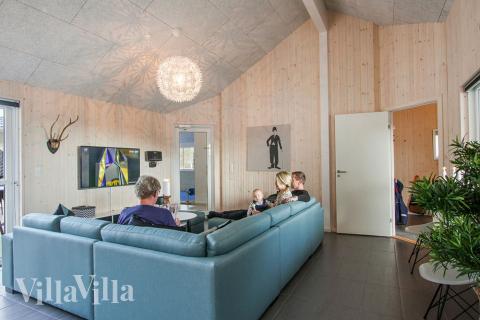 Det er plass til 24 personer i det store lyse oppholdsrommet i luksushus nr. 335.