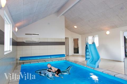 Det flotte bassenget i luksushus nr. 335 til 24 personer