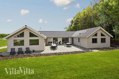 Dette store feriehus på Djursland ligger nær den barnevennlig strand i Fjellerup, Djursland Sommerland og Randers Regnskov