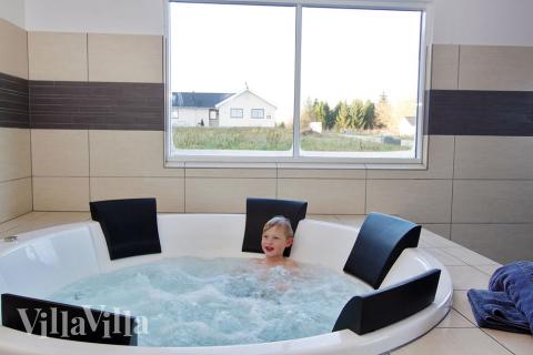 Nyt varmen i boblebadet i luksushus nr. 335 i Østjylland