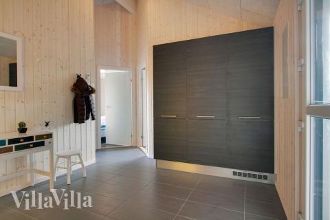 Det romslige inngangspartiet til luksushus nr. 335 i Østjylland