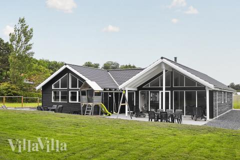 På Langeland ligger dette eksklusive luksussommerhuset som gir deg den beste rammen for en deilig ferie. 
