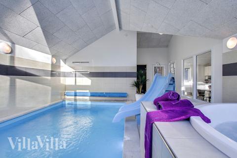 Feriehus 337 har et flott basseng med sklie, et stort innebygd boblebad og en badstue