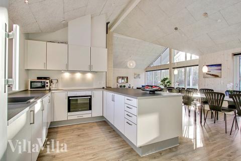 Kjøkkenet i luksushus nr. 337 er fullt utstyrt så dere lett kan lage mat til 16 personer.