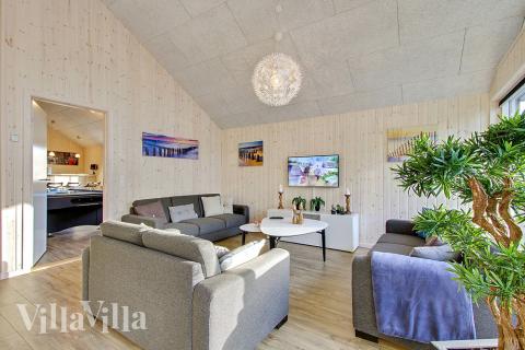 Det er plass til 16 personer i det store lyse oppholdsrommet i luksushus nr. 337.