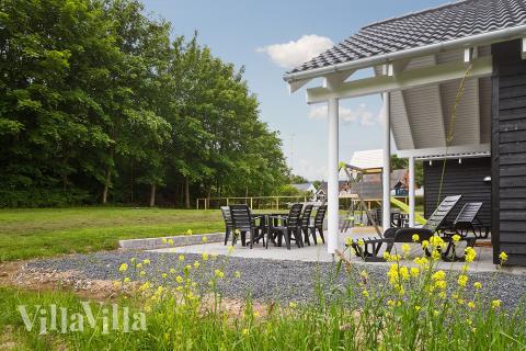 Luksushus nr. 337 har en deilig terrasse med gode hagemøbler til 16 personer.