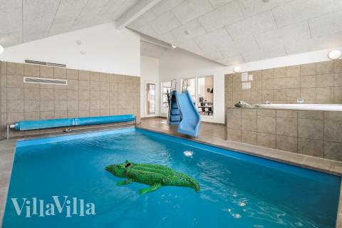 Det flotte bassenget i luksushus nr. 338 til 16 personer