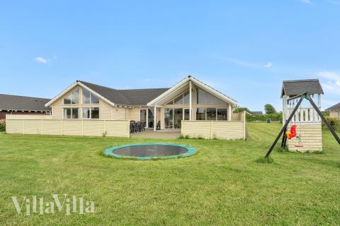 Hus nr. 338 med basseng og plass til 16 personer ligger i Fyn og øyer.